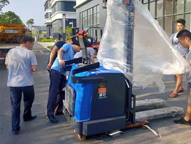 科力電動堆高車進行裝卸、堆高、堆垛和短距離運輸作業(yè)