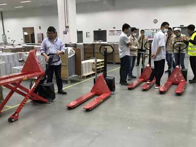 電動高升程搬運車交付使用，感謝廠家羅總親自跟客戶講解操作方法！